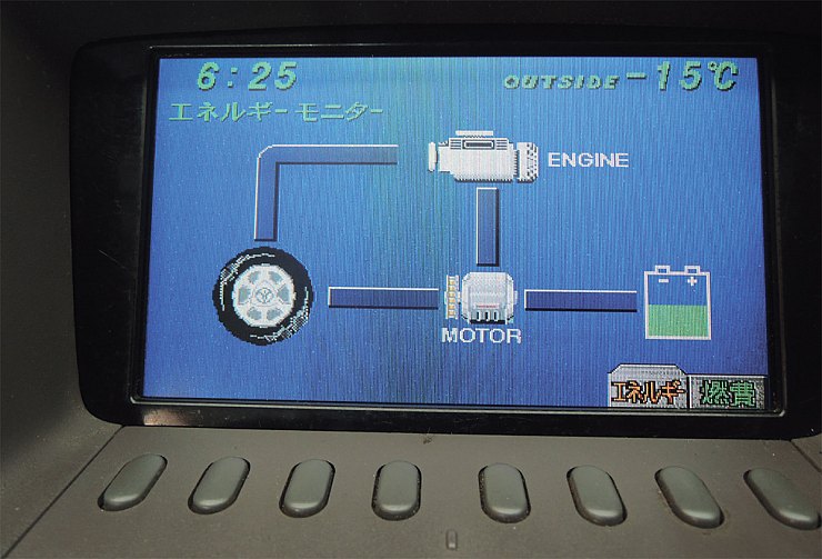 Штатный монитор Prius К10 со включенным зажиганием. В этом случае штатное
зарядное устройство не может быть активировано никаким способом. Монитор
установлен по центру передней консоли автомобиля