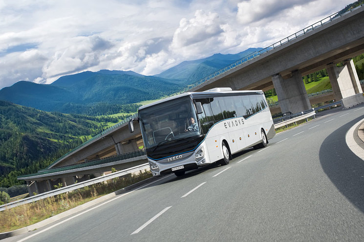Средний класс обновился: новый туристический автобус Evadys от Iveco