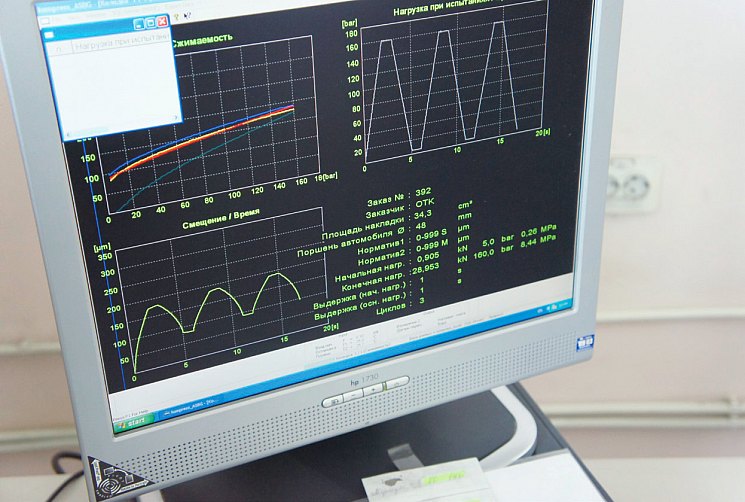 Стенд оснащен специальным программным обеспечением – оно
и управляет давлением, и вычисляет деформацию накладки,
и документирует результаты