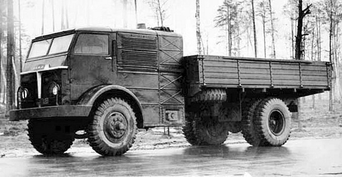 Рис. 6. Советский паровой автомобиль НАМИ012