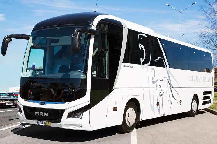 Назад в будущее: современный MAN Lion`s Coach принял участие в параде