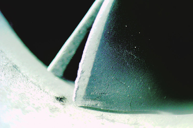 Фото 21. Лопасти насосного колеса правого турбокомпрессора. Отсутствие следов контакта лопастей с корпусом